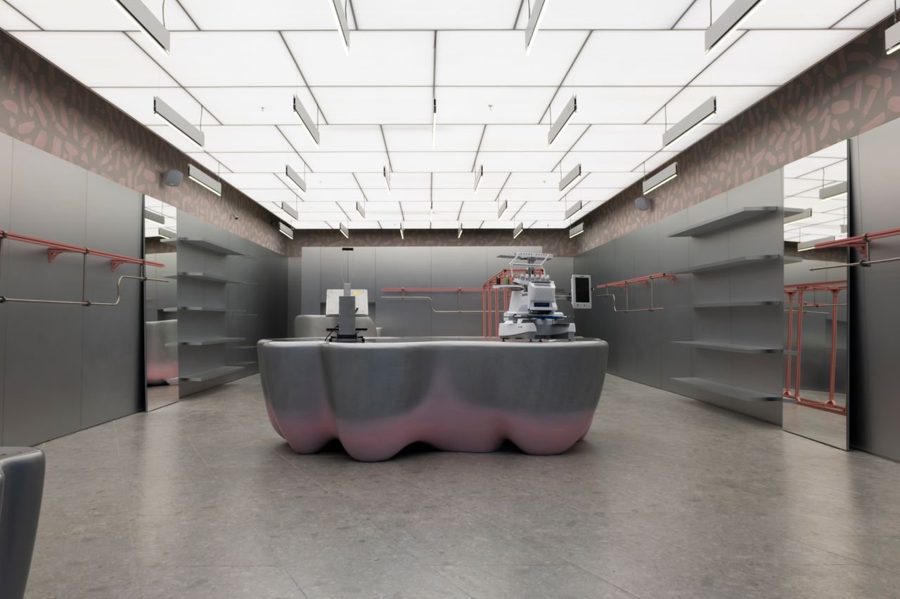 gallery-04 Explore the sleek, modern interior of a futuristic clothing store in Bursa, Turkey.